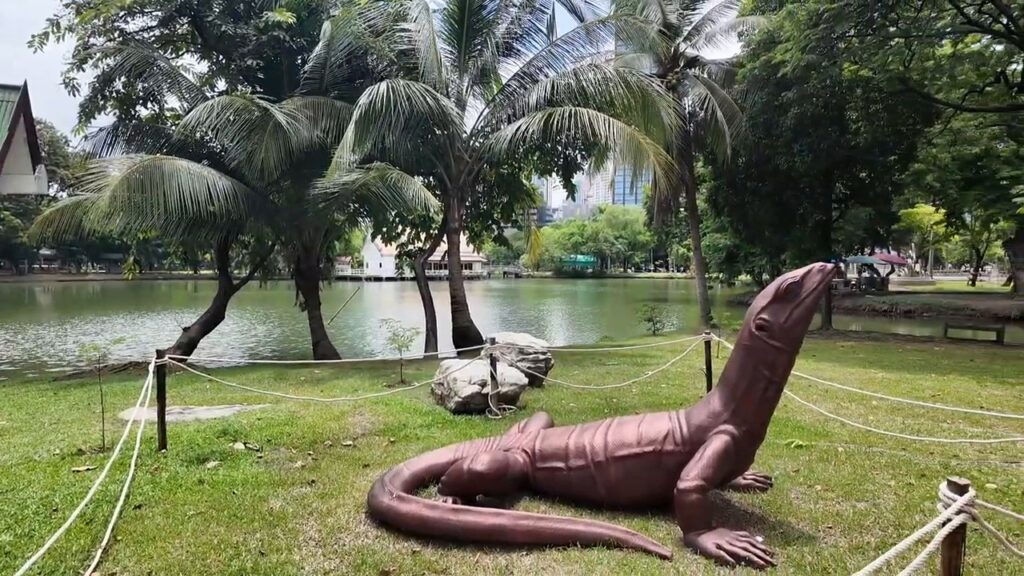 Monitor lizard statue on the lawn at Lumphini Park