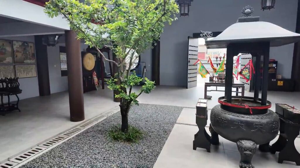 Quiet courtyard at the Sasaran Guan Di Temple