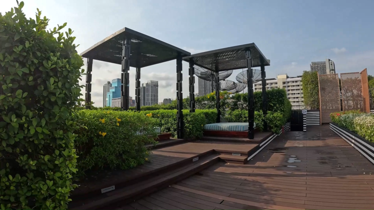 Holiday Inn Express Bangkok Soi Soonvijai Rooftop Garden