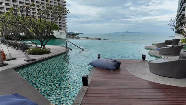 Holiday Inn Pattaya Pool Area