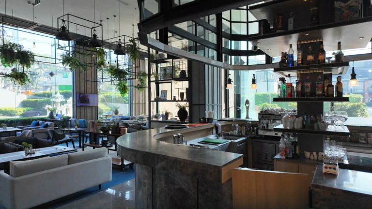 Holiday Inn Sriracha - Bar Area