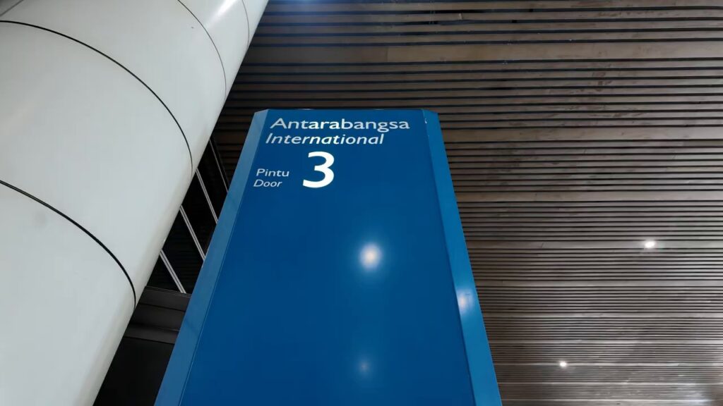 Door 3 pickup point sign at KLIA