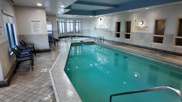 Holiday_Inn_Express_Suites_Richmond_Pool